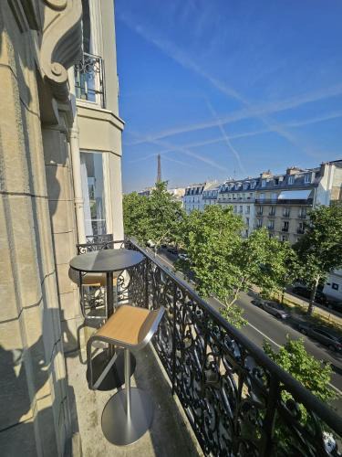 Faubourg Saint-Germain Apartment | LUXURY APPARTMENT IN 7th DISTRICT WITH TOUR EIFFEL VIEW
