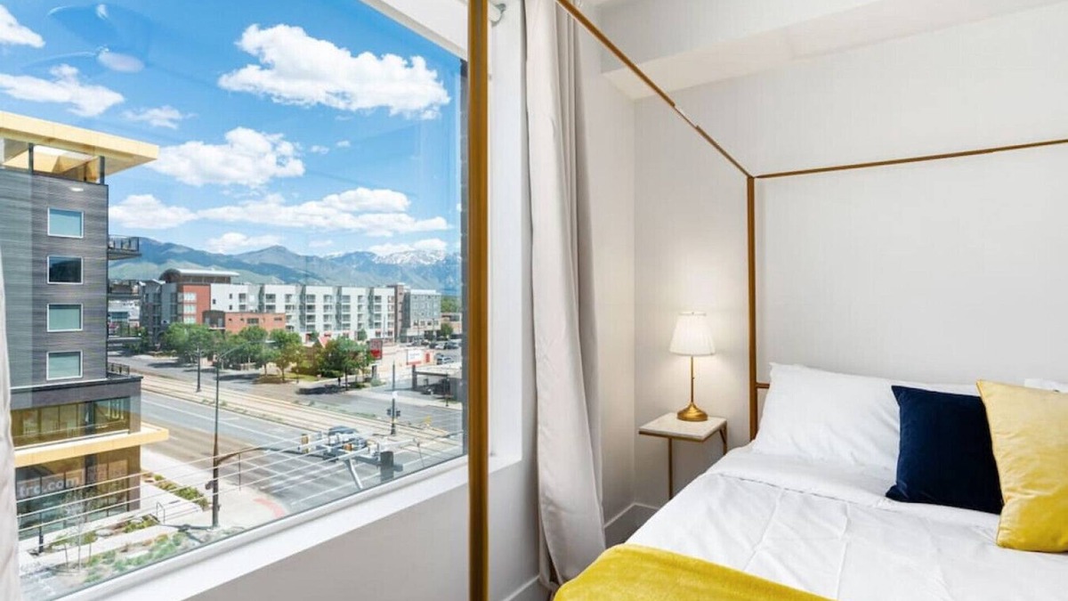 Downtown Salt Lake City Apartment | Luxury Apt. 6th floor- King Bed Gym Prkg Pool NEW