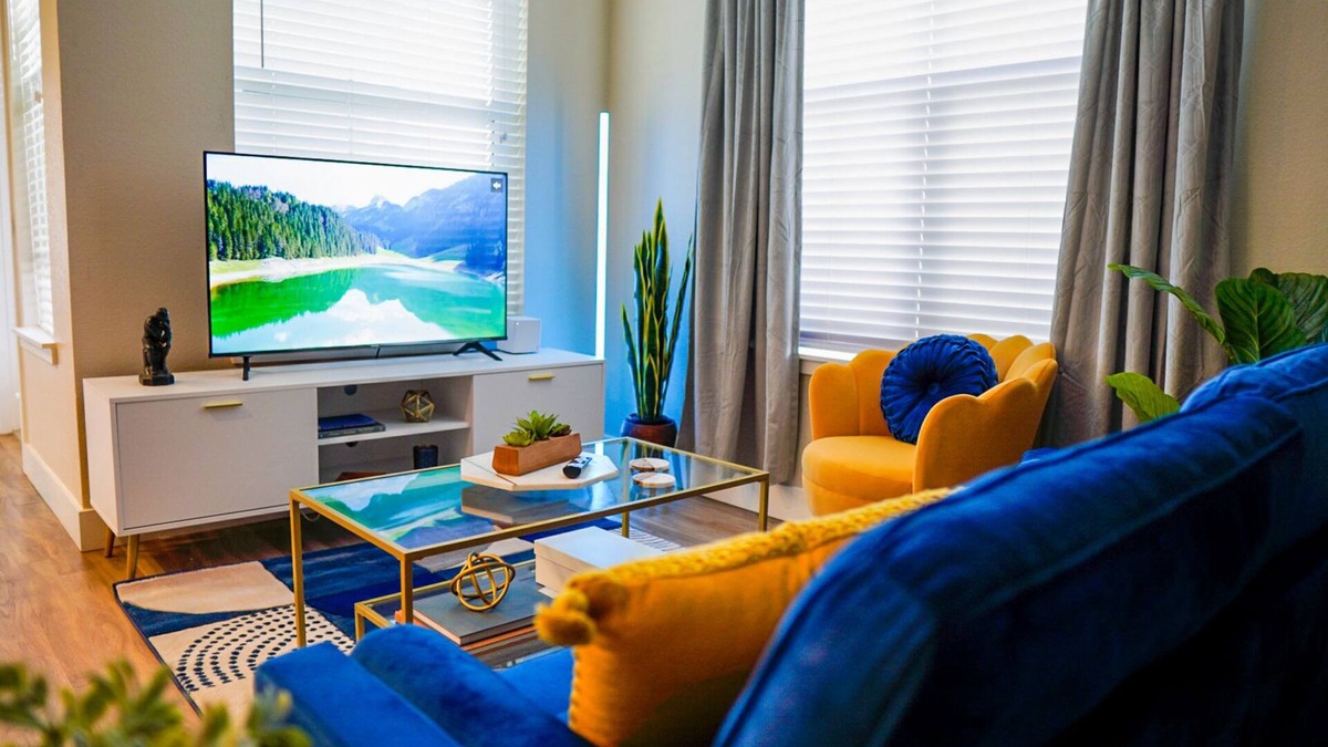 Highland Apartment | Luxury Apt in Denver w/King Bed + Private Garage