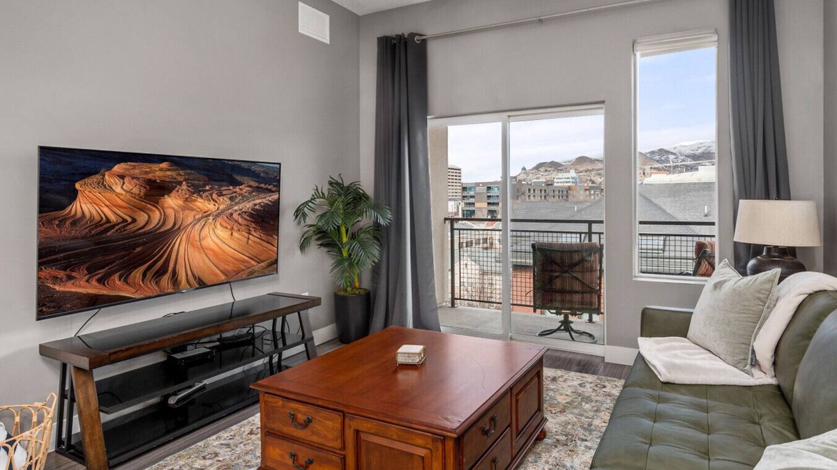 Downtown Salt Lake City Apartment | Luxury Apt. -Penthouse- King Bed, Gym Pkg Pool NEW