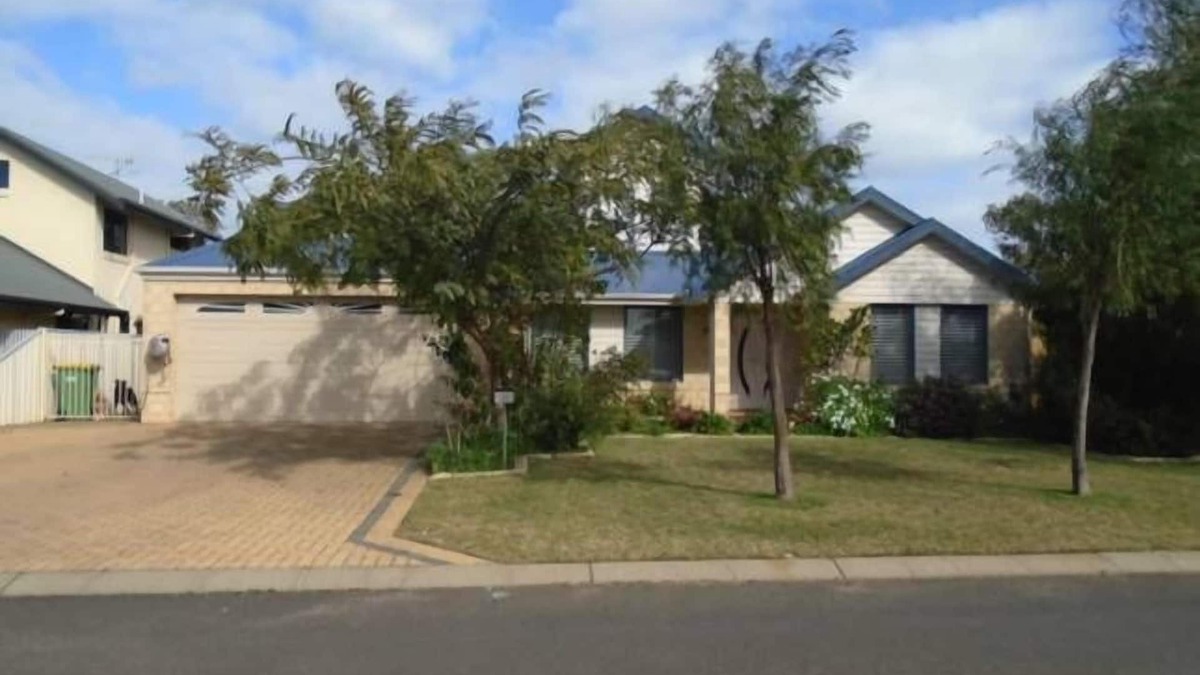 Quindalup House | Luxury at The Cove - Walk to the beach and town