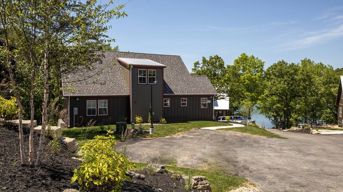 Kimberling City Cabin | Luxury Awaits: Bunk Room Extravaganza and 5-Person Hot Tub on a Sprawling Deck