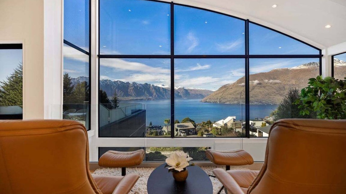 Fernhill House | Luxury Away - Sumview- Hot Tub-Free Parking-BBQ