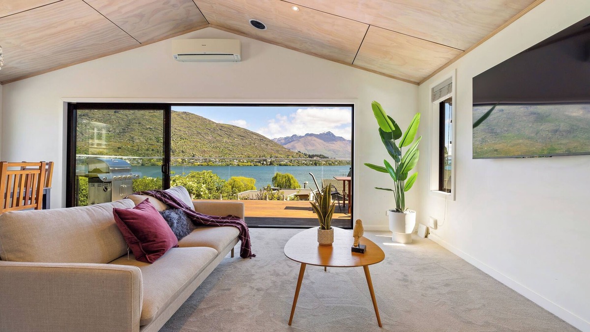 Frankton House | Luxury Away - The Lakeside - AC-Free Parking-BBQ