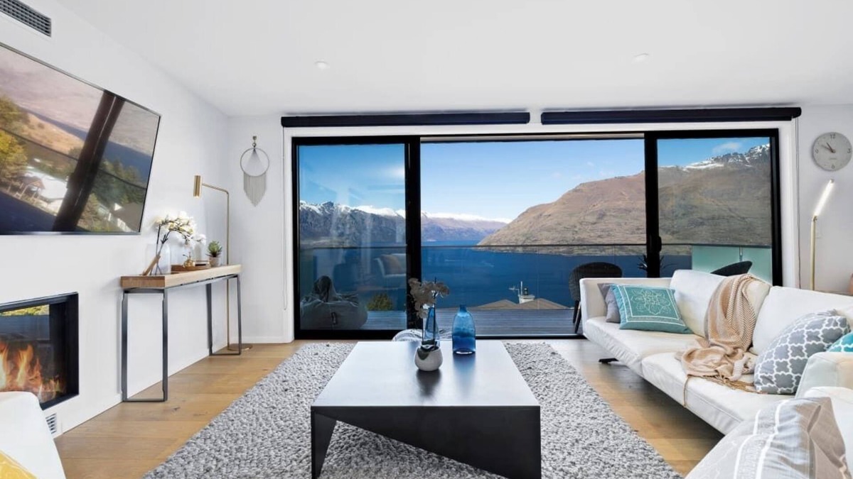 Fernhill House | Luxury Away - Twin Heights-AC-Free Parking-BBQ