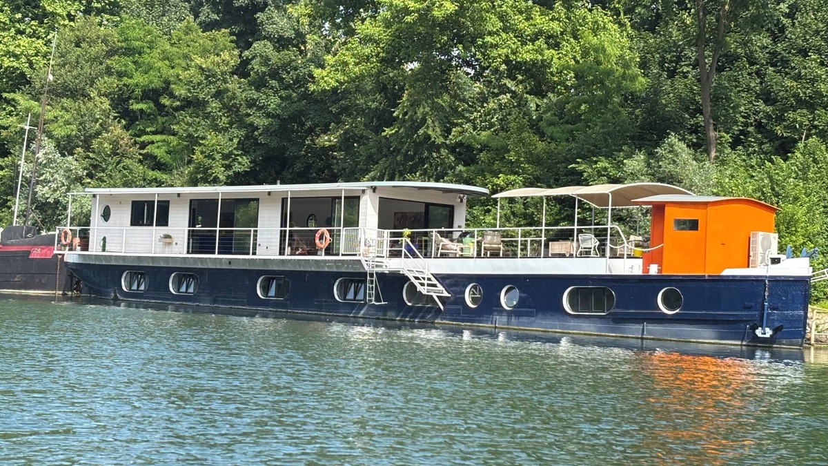 Quartier de la Muette Boat Rental | Luxury barge in Bagatelle park