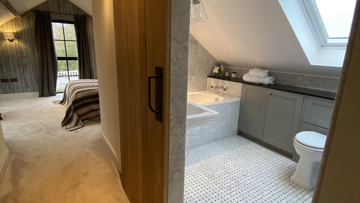 Riseley House | Luxury barn - 3 bed, 3 bath with stunning garden & hot-tub