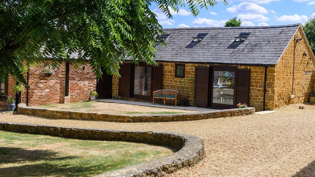 Banbury Cottage | Luxury Barn conversion in village farm setting.