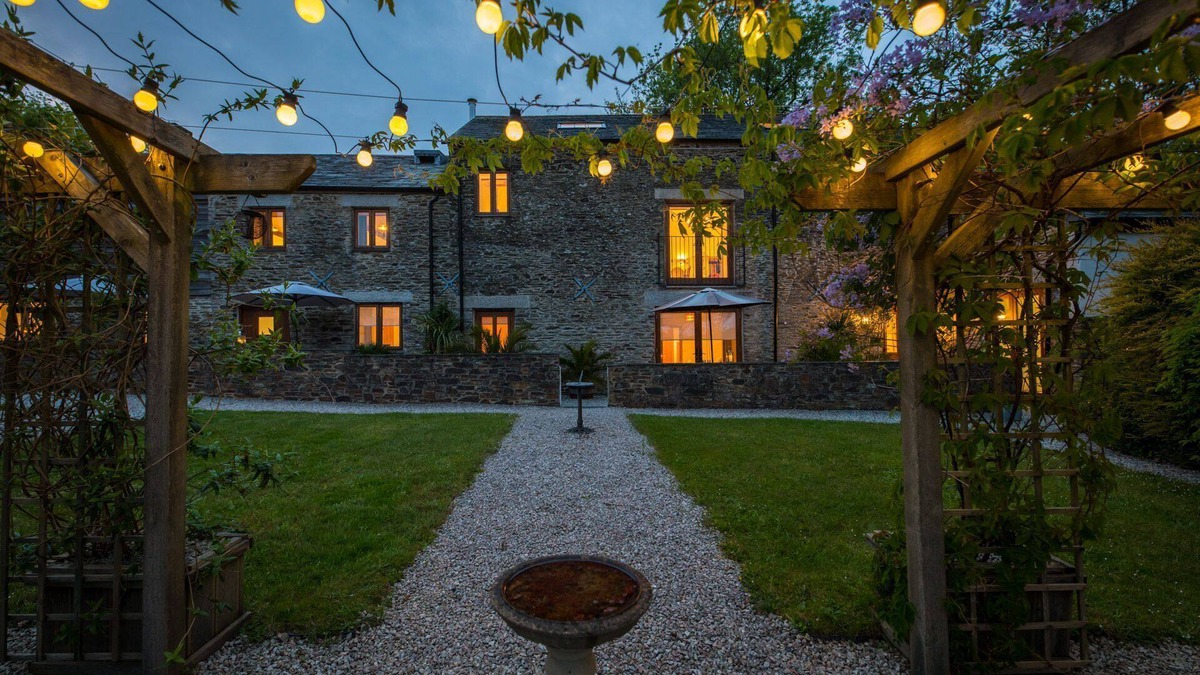 Widegates Cottage | Luxury Barn Conversion, hot tub & EV charger - An ideal family and friends getaway