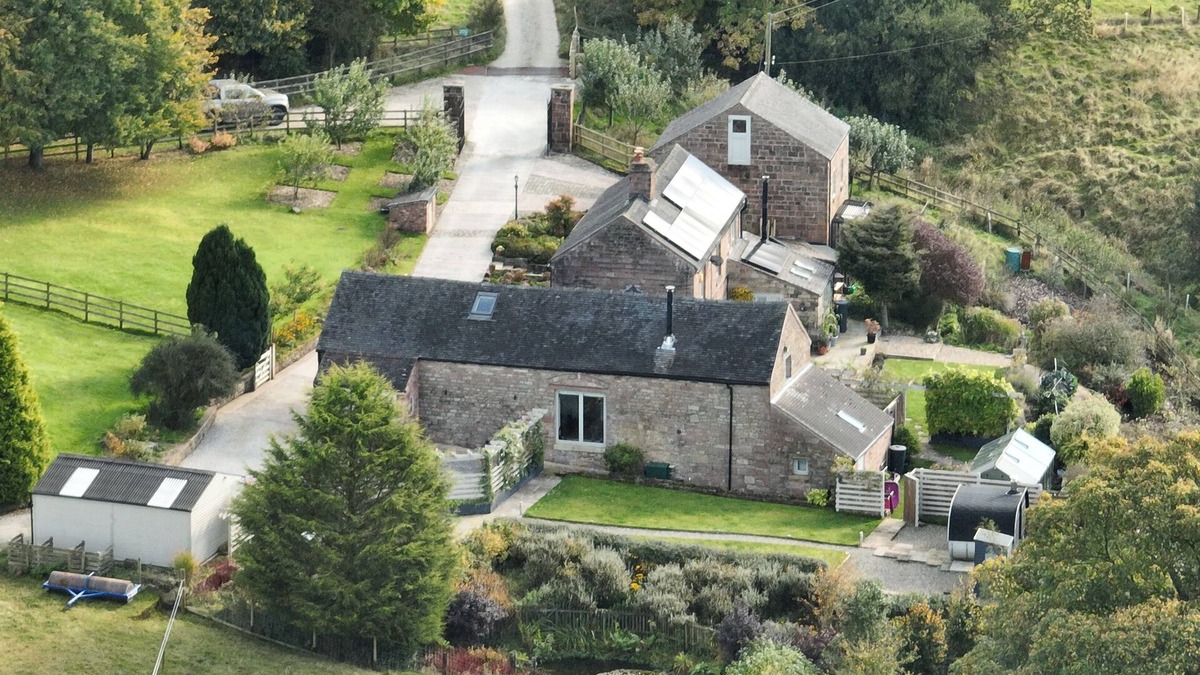 Longnor House | Luxury barn in Peak District National Park - peaceful with great views