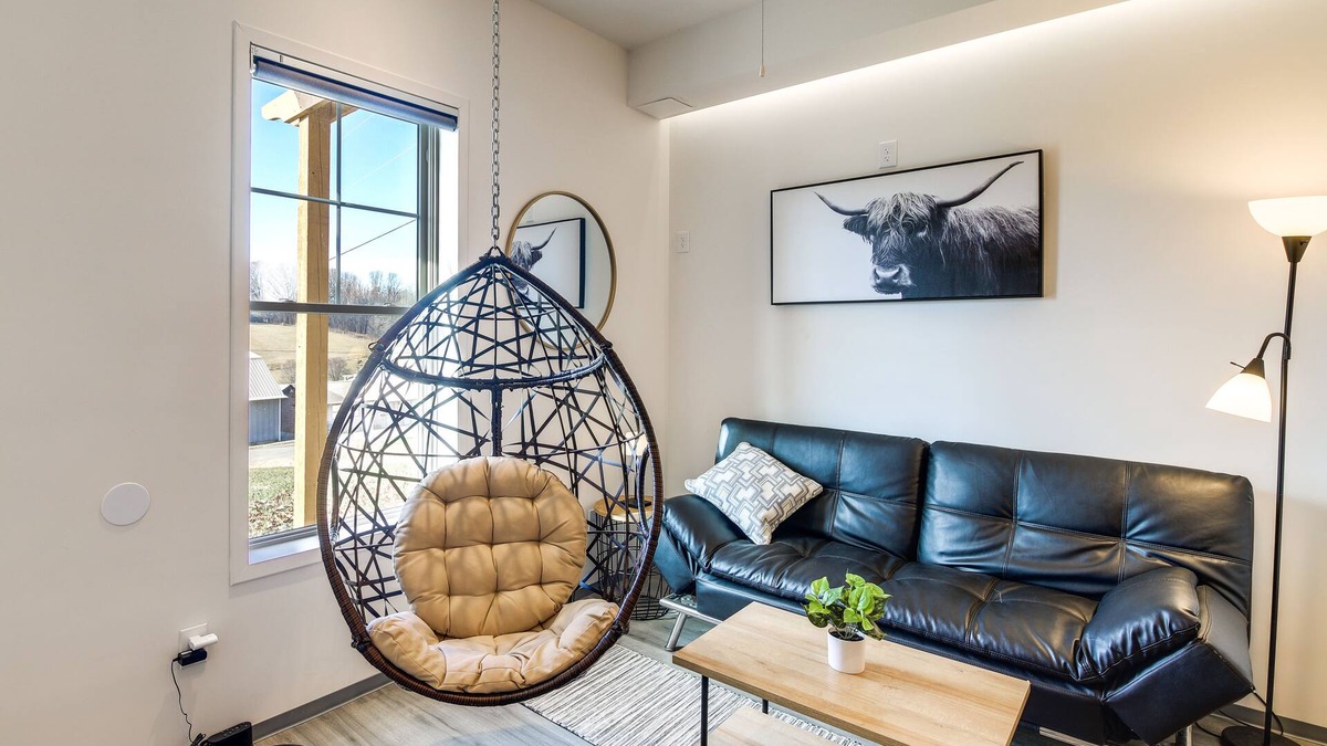Jefferson City Apartment | Luxury Barndo 2AN Europe Style Farm Stay Highland Cows, Chickens, Ducks