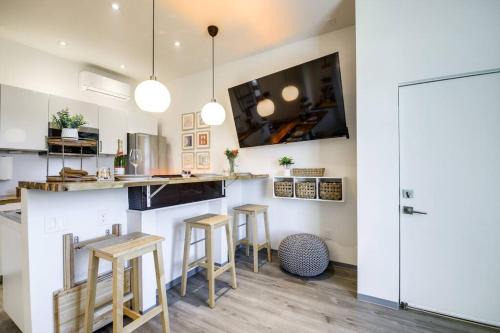Jefferson City Apartment | Luxury Barndo 2AN Europe Style Farm Stay Chickens