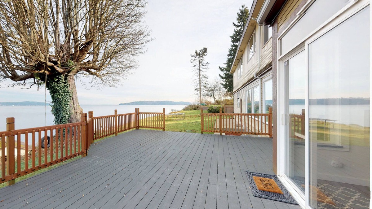 South Colby House | Luxury bayfront home with beach access, deck & gas fireplace - great for events