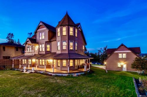 Tulalip House | Luxury Bayfront Oasis with Private Beach Access, Near Tulalip Casino and Outlets!