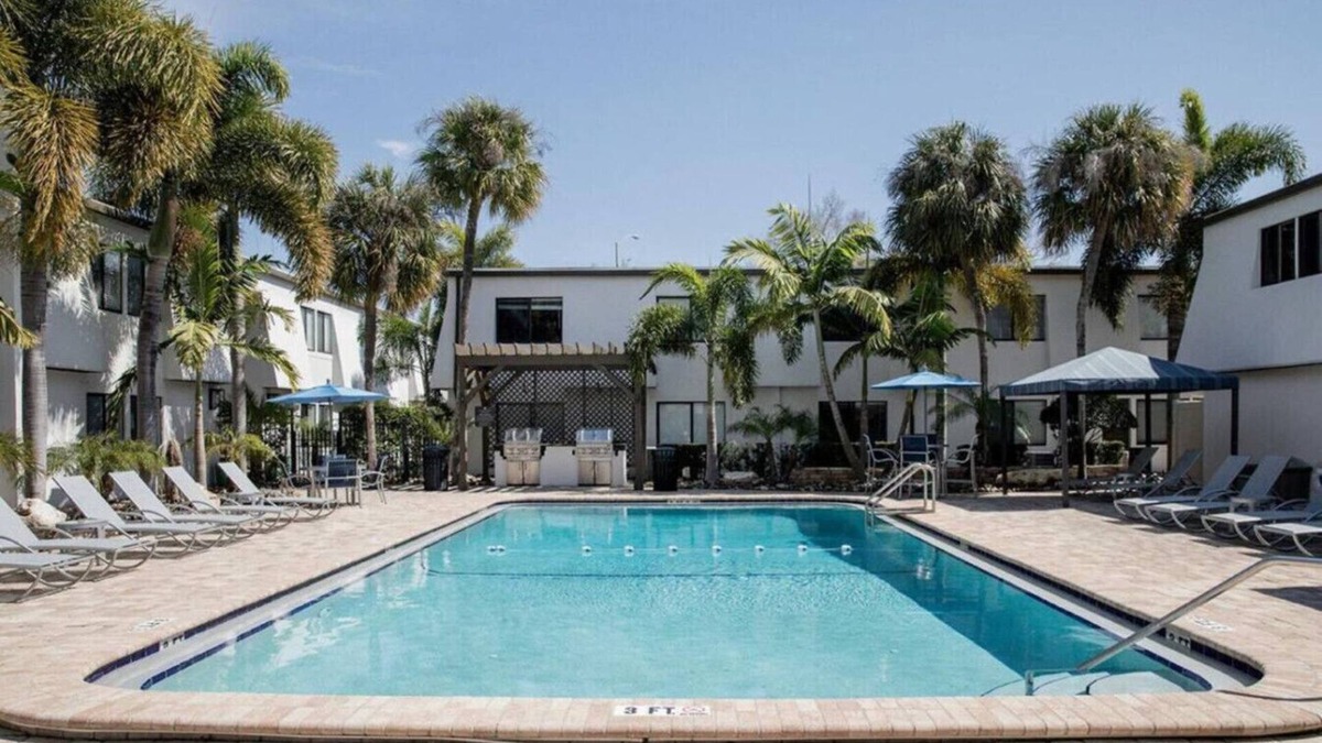 SoHo Apartment | Luxury Bayshore Stay | Pool, Gym & Free Parking