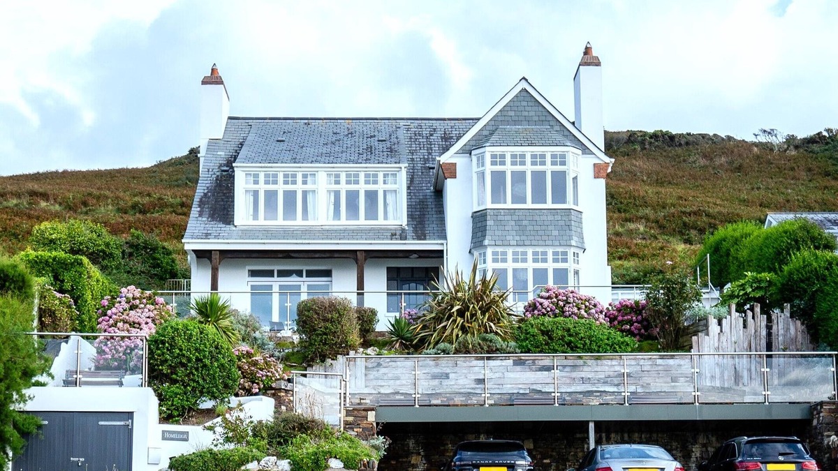 Mortehoe House | Luxury beach-front House with fantastic sea views in Woolacombe with parking