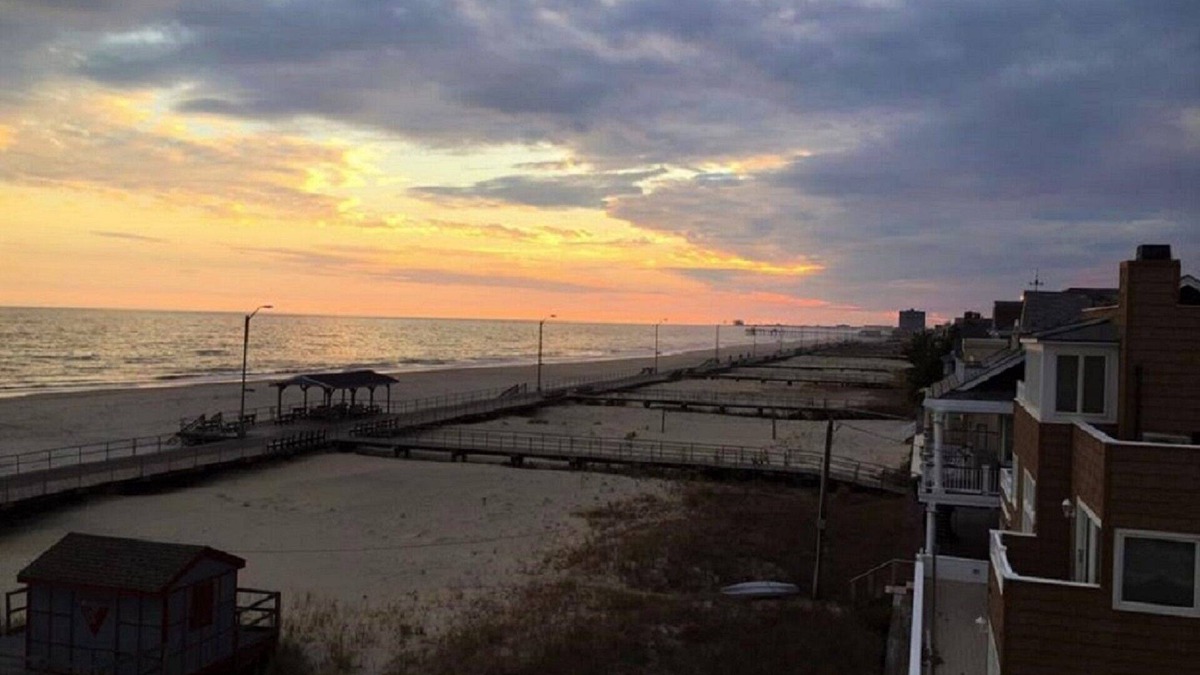 Ventnor City Condo | LUXURY BEACH FRONT ! Newly renovated.Every room has an Ocean view!