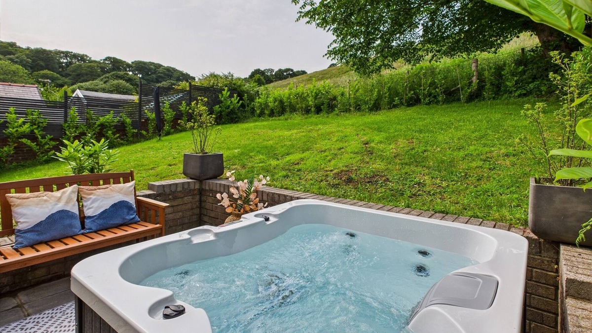 Burry Port Cottage | LUXURY BEACH STAY WITH HOT TUB, pet friendly in Burry Port