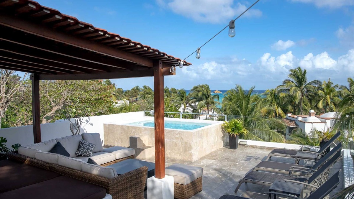 Playacar Fase I Villa | Luxury Beach Villa Ideal for a Multi-Family Stay in Playacar – 4BR – 2 Familiesn