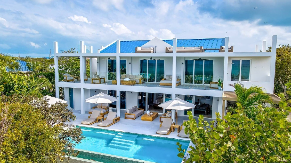 Middle Caicos House | Luxury Beachfront Villa w/Infinity Pool & Rooftop