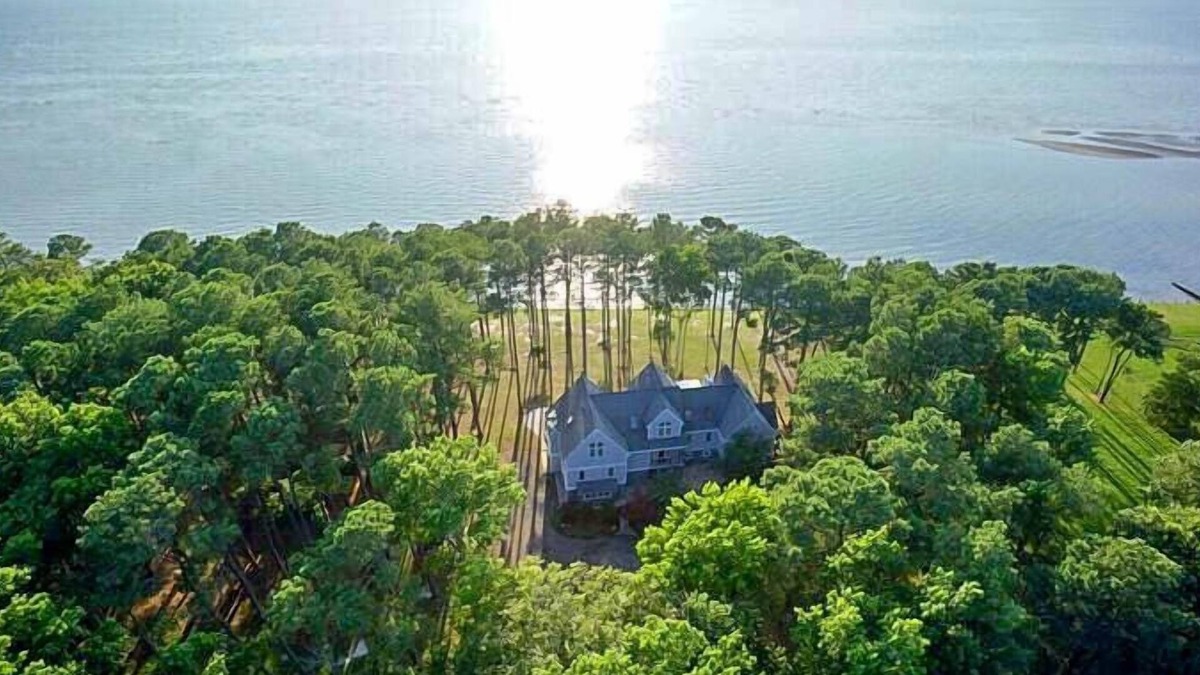 Davis Wharf House | Luxury Beachfront 5 Bedroom, 3.5 Bath home with 200 ft. of PRIVATE BEACH!
