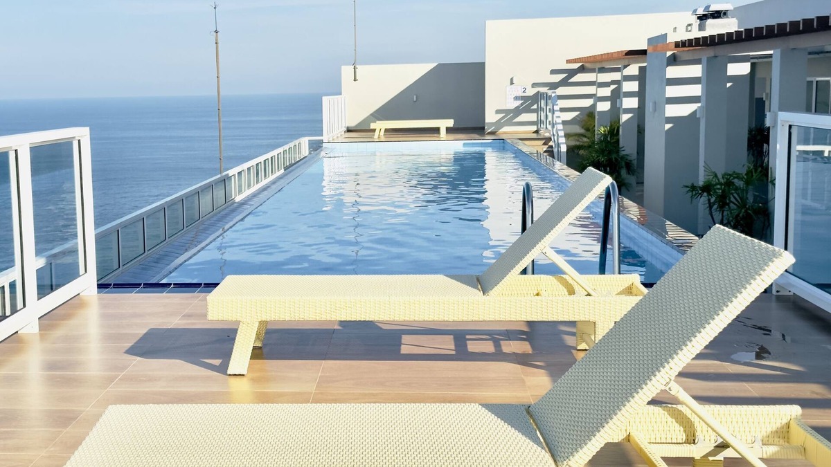 Hendala Condo | Luxury beachfront condo with infinity pool near Colombo