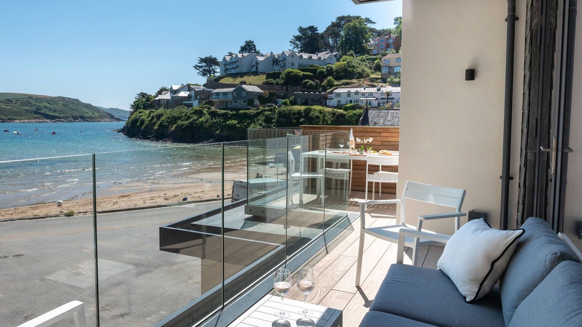 Salcombe Apartment | Luxury beachfront property sleeps 6 - parking