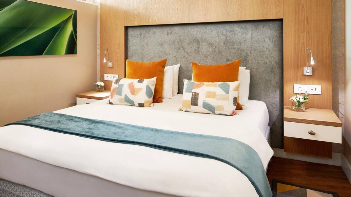 Umhlanga Apartment | Luxury Beachfront Retreat | Balcony | Pool