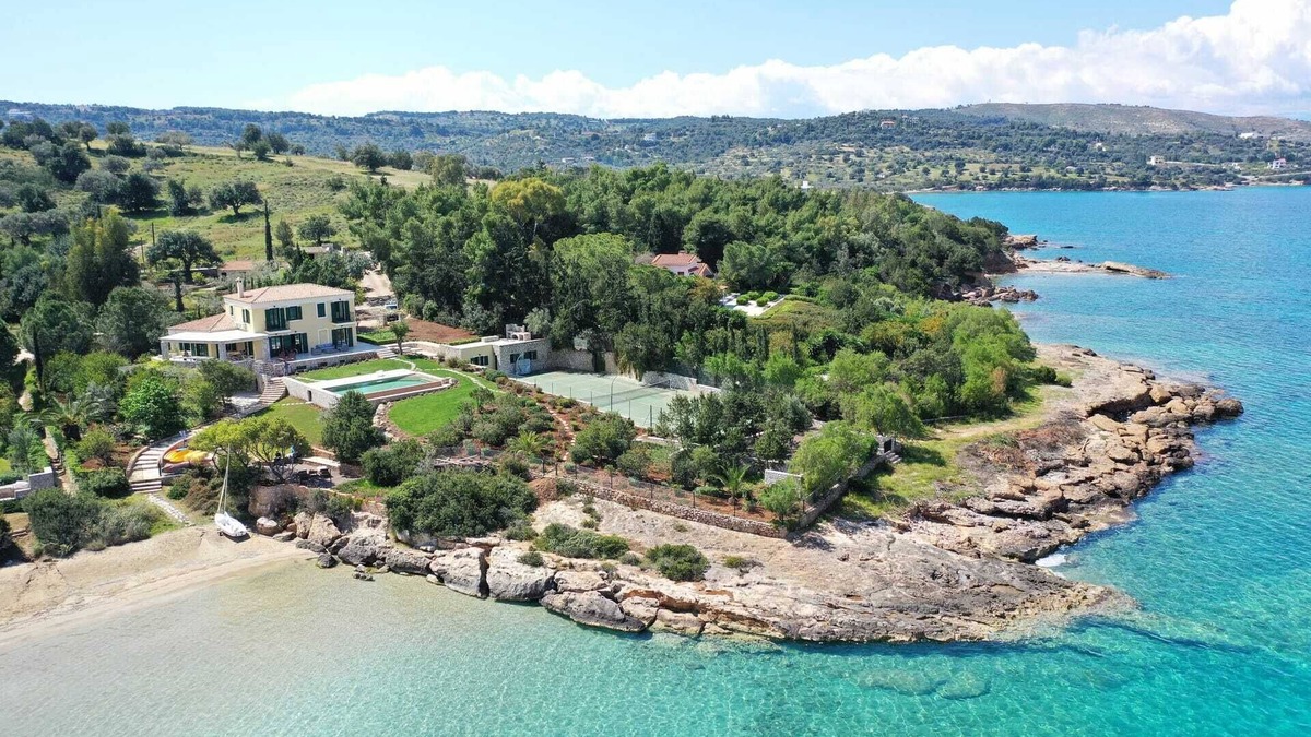 Kilada Villa | Luxury Beachfront Villa with Swimming pool and Tennis Court