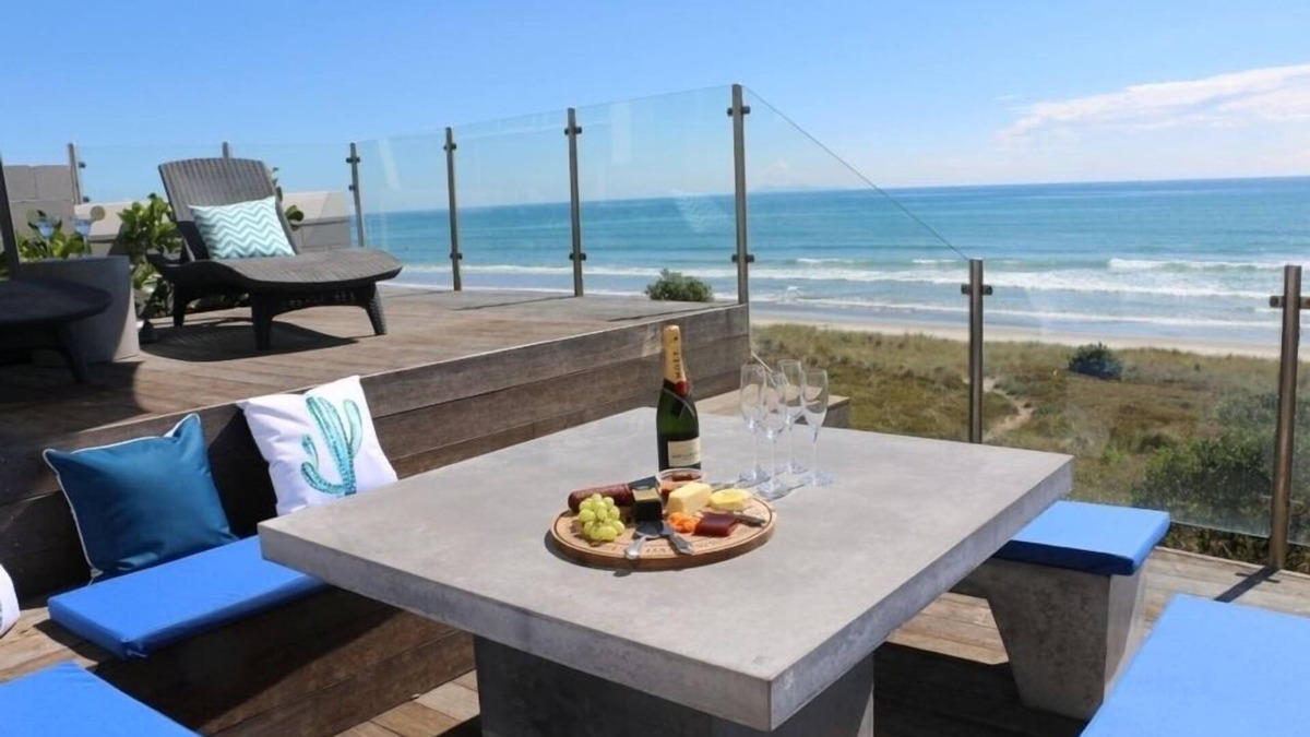 Omanu House | Luxury Beachfront with 180 degree views