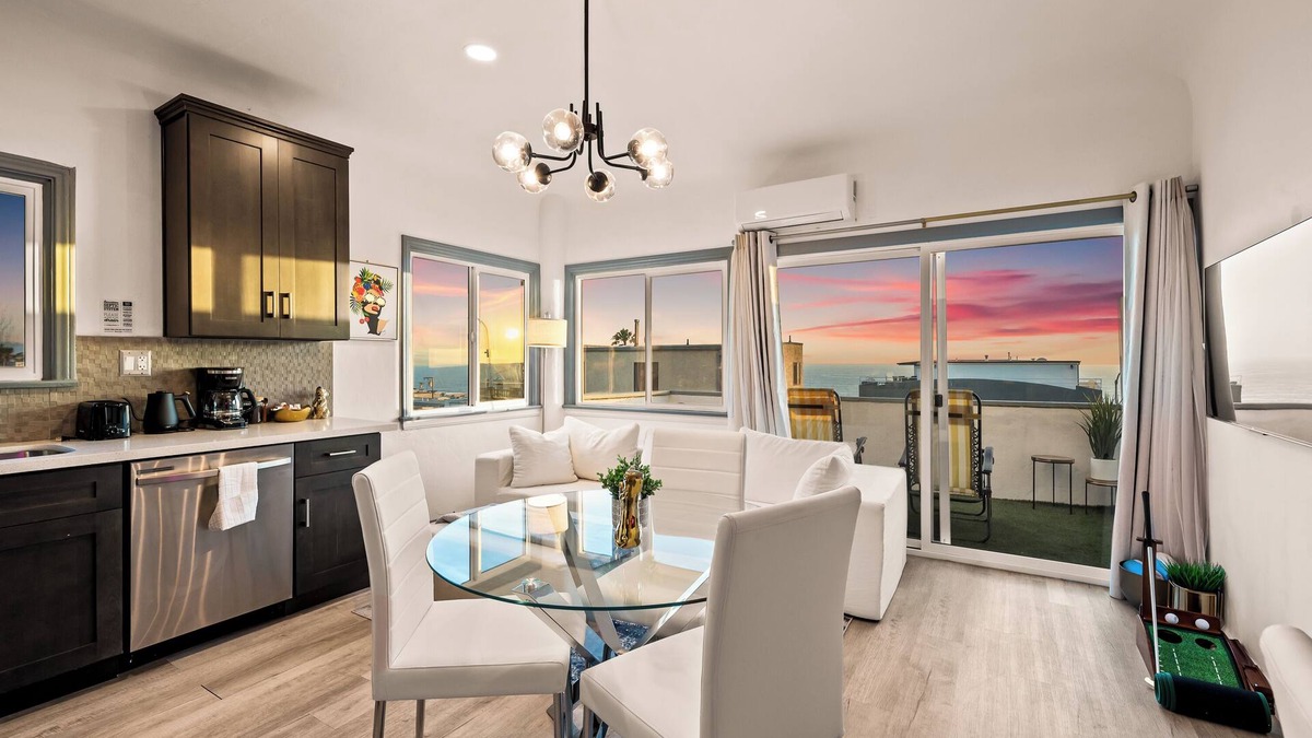 El Porto House | Luxury Beachside Gem + Walk to Beach + Ocean Views