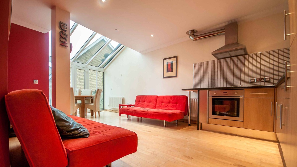 Greenhithe House | Luxury Bluewater Holiday Home - Opal Red Suite