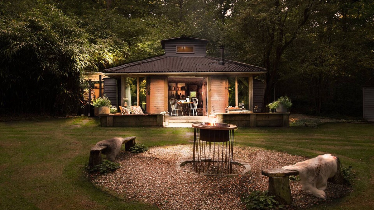 Billingshurst Cabin | Luxury Boltholes | Cabin in the woods with hot tub