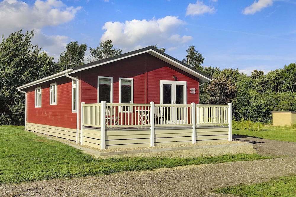 Dereham Ski Chalet | Luxury boutique style lodge with one double bedroom and one twin bedroom.