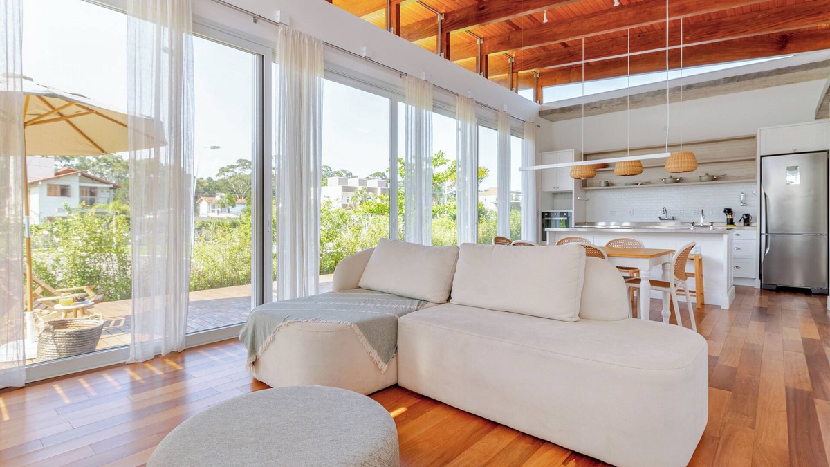 Muquem Villa | Luxury 4-bedroom villa in North Floripa