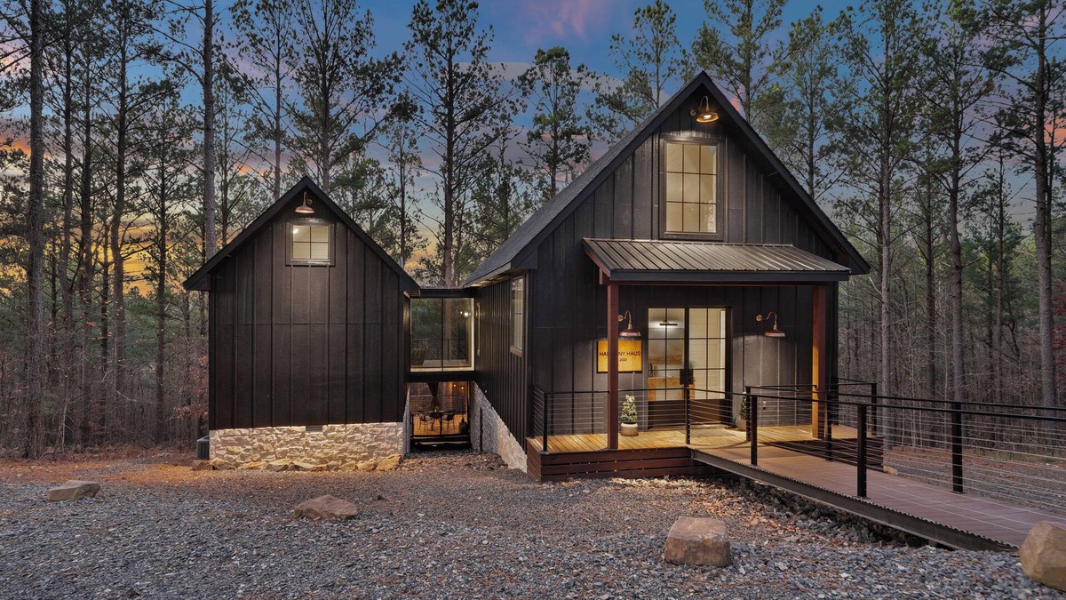 Broken Bow Cottage | Luxury Broken Bow Cabin w/Hot Tub on 3 Acres!