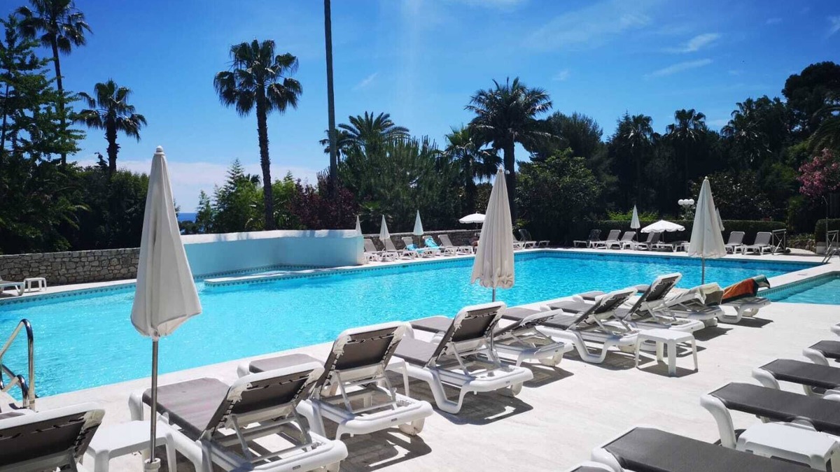 Vallauris Apartment | Luxury building with swimming pool and sea access