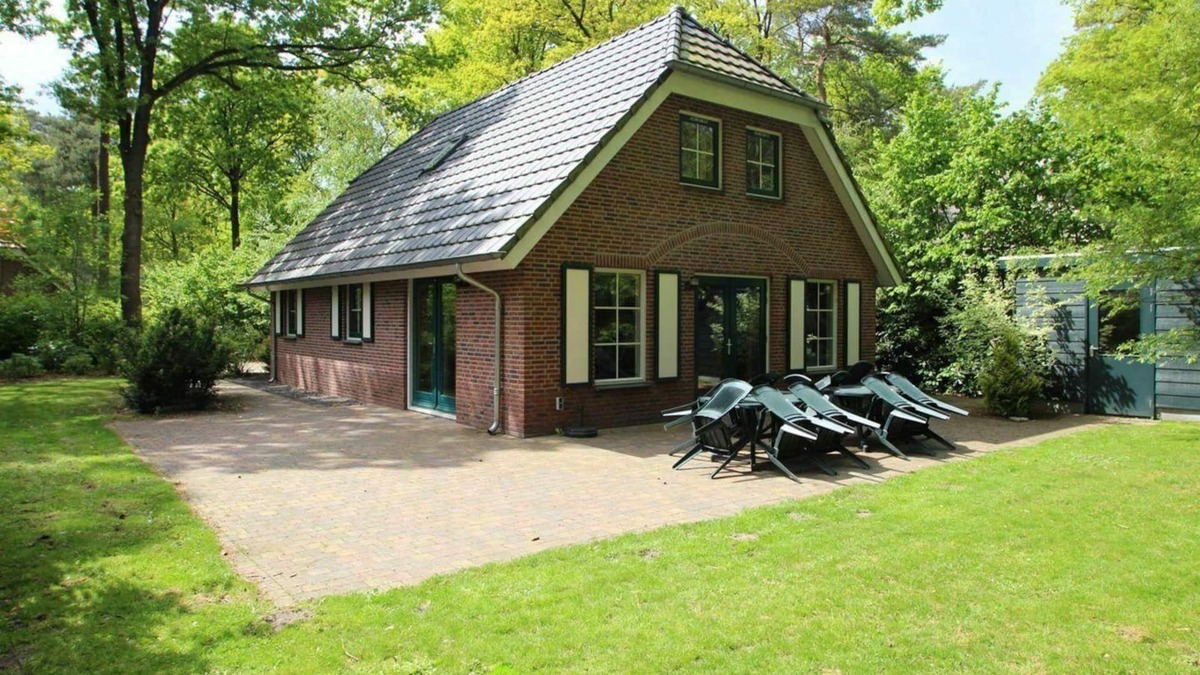 Hooghalen House | Luxury bungalow with private sauna, 5 bedrooms, 2 bathrooms und spacious terrace.
