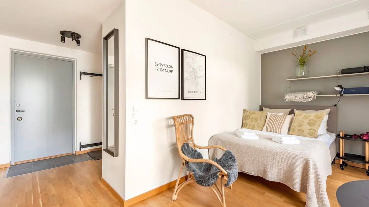 Hallonbergen Apartment | Luxury Business Studio Apartment - Garden View