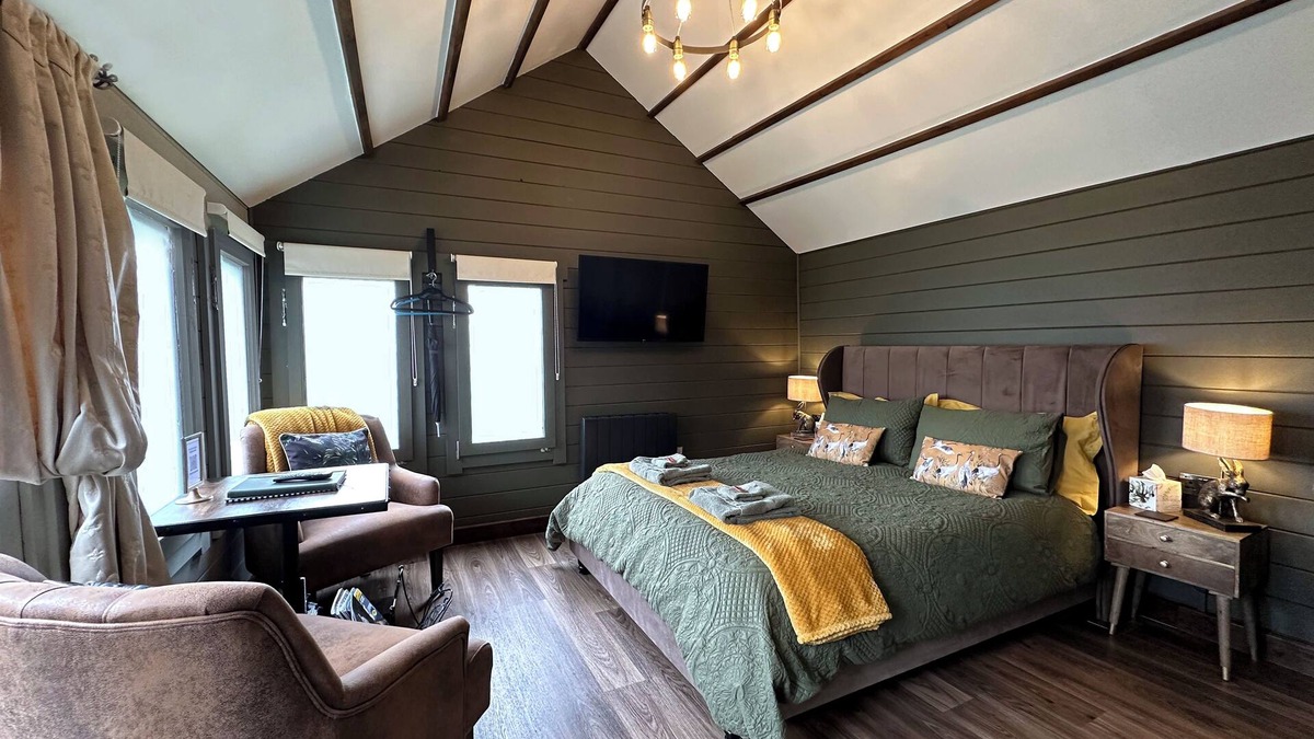 Little Hallingbury Cabin | Luxury Cabin Perfect for Stansted Airport and Short Stays in the Country Side