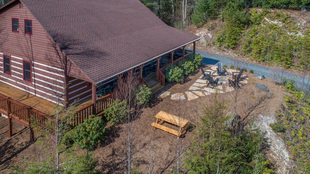 Boone Cabin | ☆ Luxury ☆ Cabin ☆ 2 K/3 Q ☆ Firepit ☆ Fireplace☆Rustic☆3 Smart TVs☆Large Decks☆