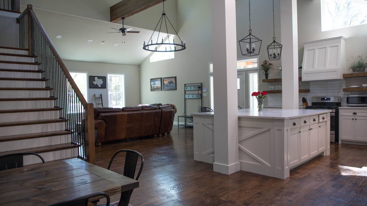 Quinlan Cabin | LUXURY CABIN 50 MIN FROM DALLAS ON 126 LUSH ACRES