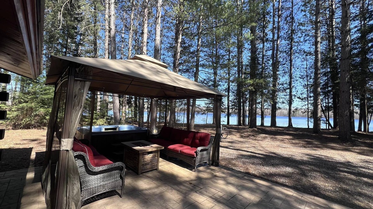 Winter Cabin | Luxury Cabin, 800+ feet frontage, 733 acre Lake, Hot tub, Pontoon, Fireplace .