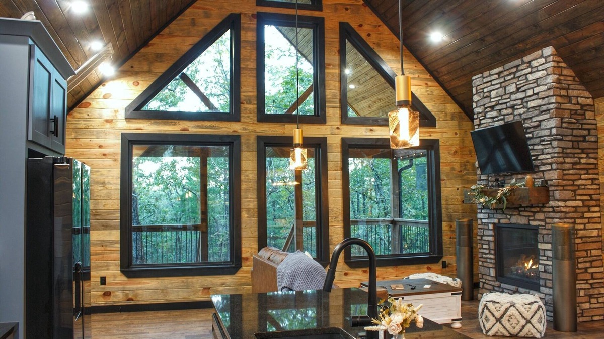 Wilburton Cabin | Luxury Cabin adjoining Robber's Cave State Parkn