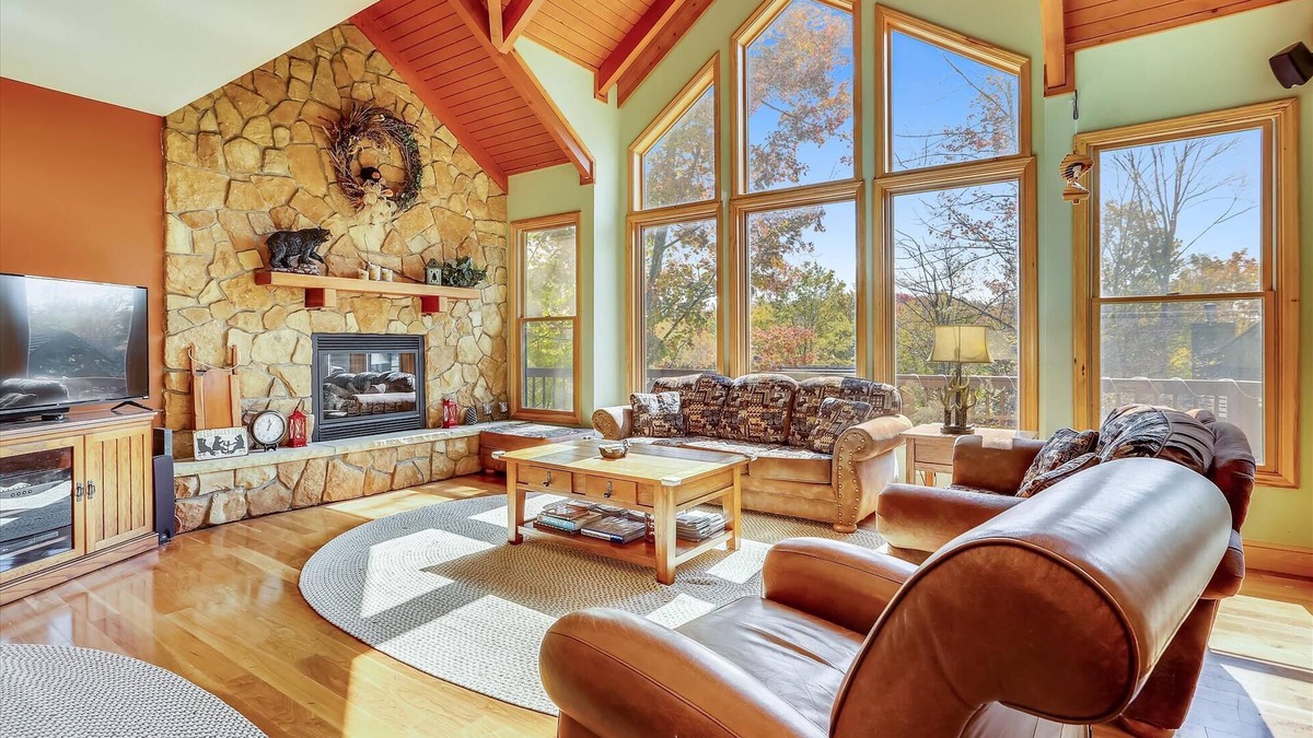 Davis House | Luxury Cabin, HIGH SPEED INTERNET, Central Location, Pet Friendly,Mins to trails