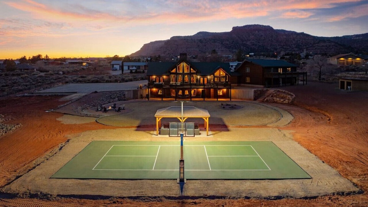 Kanab Cabin | Luxury Cabin: Hot Tub, Firepit, Pickleball, Views!