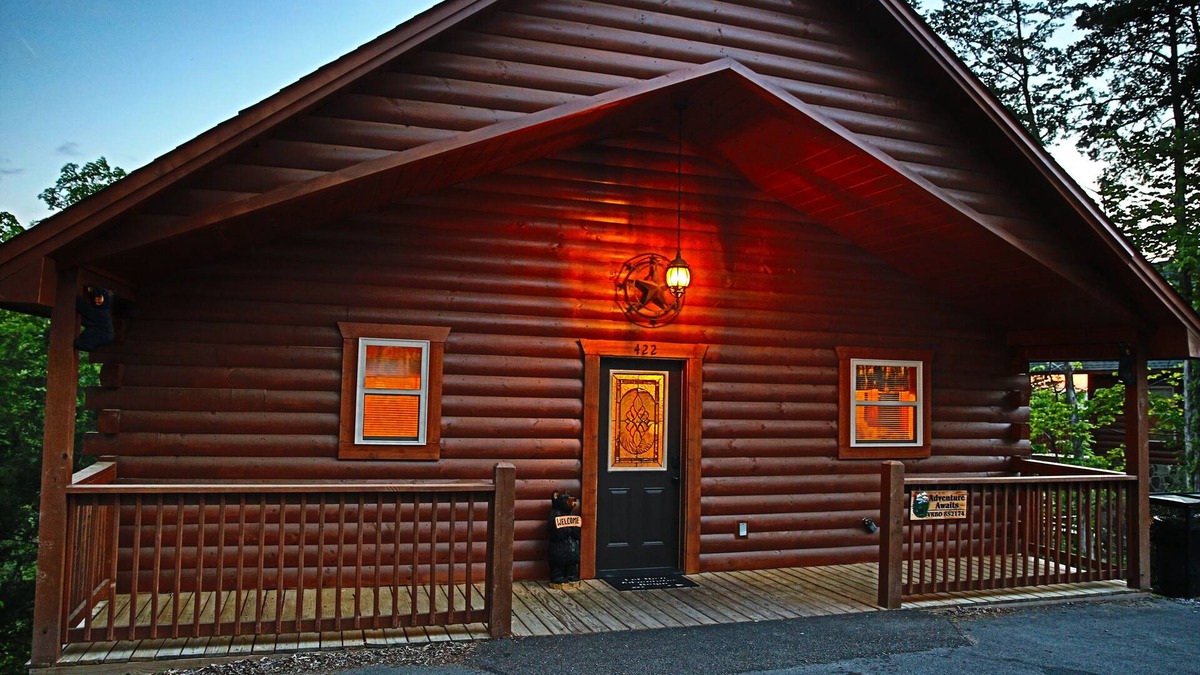 Pigeon Forge Cabin | LUXURY CABIN IN THE WOODS! Theatre, Hot Tub,Pool Table,1 mile to Pkwy,Free wi-fi