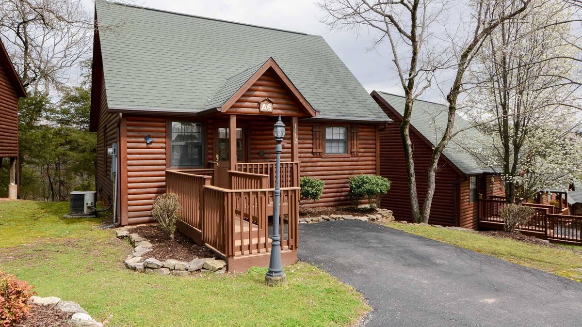 Branson Cabin | Luxury Cabin! King Bed, Full Kitchen, Fireplace, Wooded Views! | A6