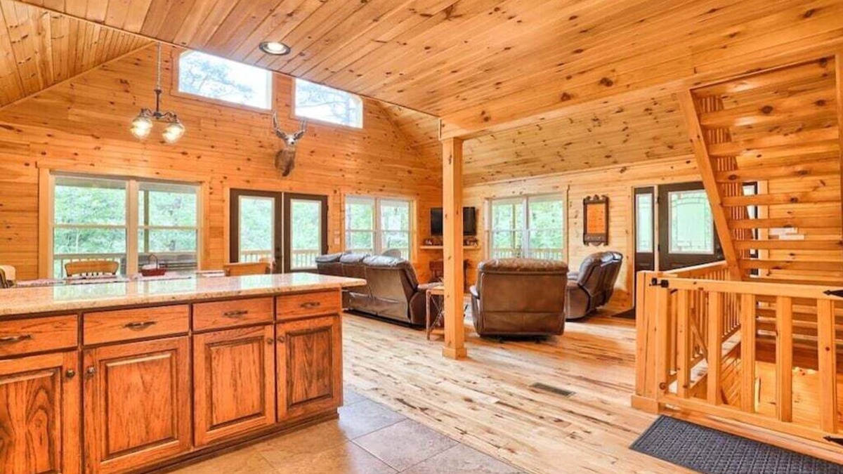 Huntingdon Cabin | Luxury Cabin Minutes to Raystown Lake; HOT TUB, Firepit, Arcade