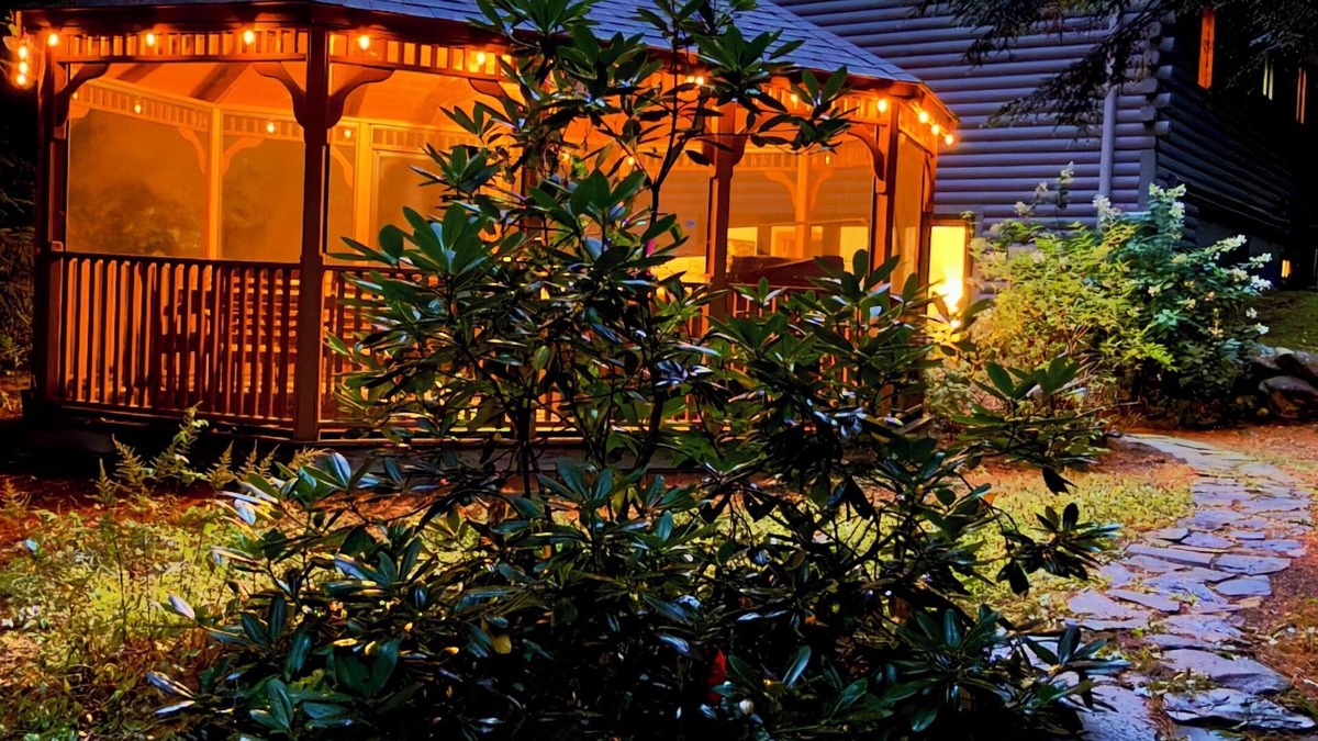 Rumford Center Cabin | Luxury Cabin Near Sunday River - Sleeps 13, A/C, Hot Tub, 21' Gazebo, Generator